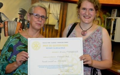 Elvina Fonquernie reçoit le prix Savoir-faire du Rotary club